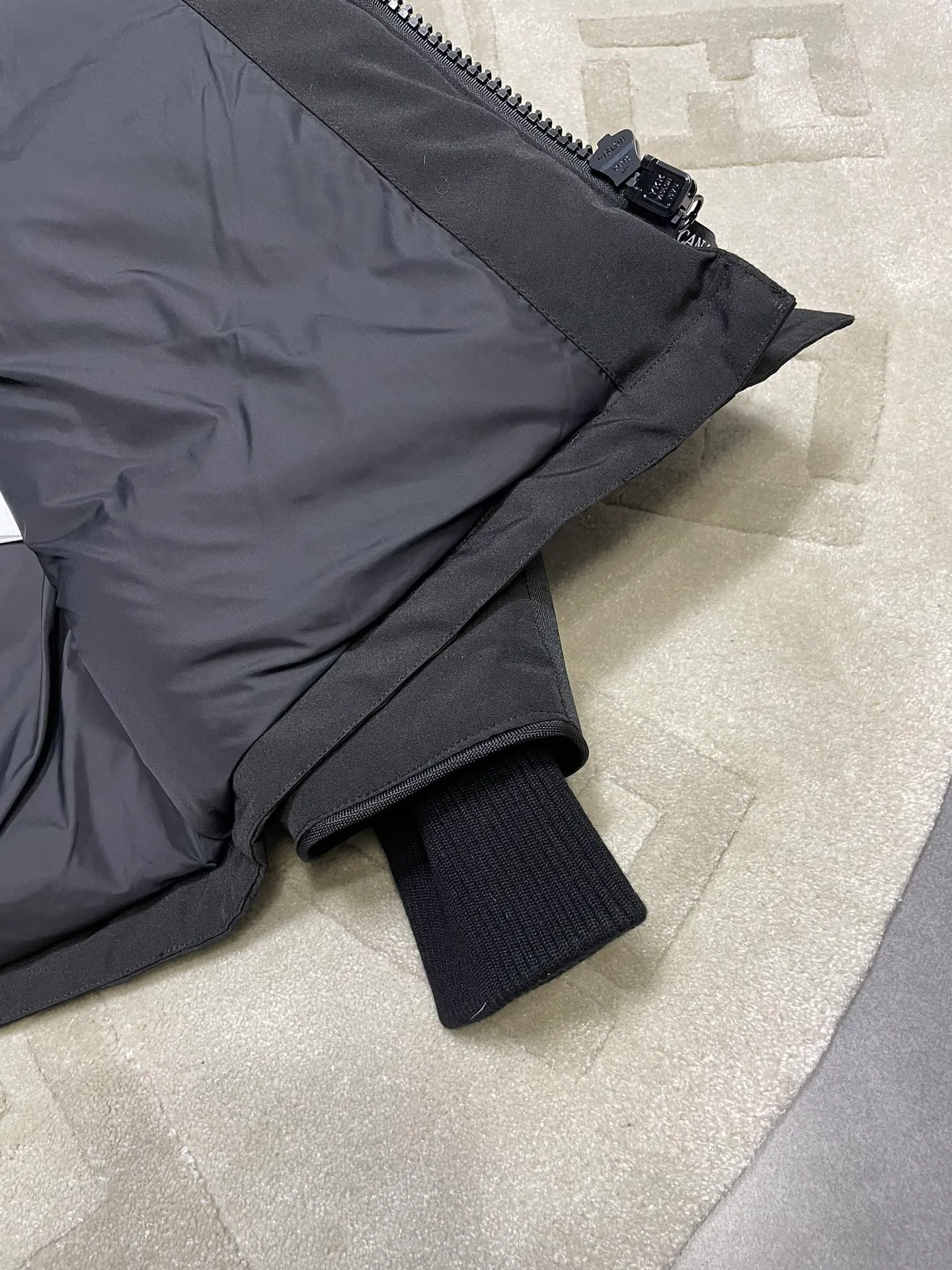 P800 forester men's new model black 24 models Canada Goose (Canada Goose) Men's model xs-xxl The highest version on the market! 🔥 Recommendation of single product for autumn and winter hard goods # Produced by OEM canada goose # The Canadian brand canada goose has always been recognized as the warmest down jacket, and its existence can often be seen in the winter street photos of various celebrities. I make Canada Goose every year, but I still can’t get rid of my love for it. No matter how cold the weather is, there’s no need to be afraid! Because this year, as always, we will provide you with ruthless goods and prepare large quantities of goods. I believe that the market has become a bit chaotic, but we are not afraid. Only good things are competitive, not comparing prices! No one is stupid enough to quote a high price and send old customers away! Look at price in the short term and quality in the long term! If you care about quality, please respect its price! If what you want is cheap, please don't expect good quality! You get what you pay for, this is the rule of the market! We really value quality. It is only worn by the one who understands you! Filling content: 90 international standard duck down! I won’t say much more, everyone sells their own goods! Regarding the down content, you can feel it with your hands. There is nothing wrong with good down. Another customer said that the clothes are very light, but the ones on the market are very heavy. For us insiders, adding some filament to the clothes will make them look bulging and heavy. But we won't do that! 🔥Pure original fidelity! 🔥Everyone who has been cooperating with us in the past few years knows that the large-scale wholesale market products are incomparable to us. You are welcome to visit the brick cabinet and then come to my home to buy! It is the legendary warmest down jacket. A goose and a single layer of clothing can withstand minus 20 degrees Celsius! Known as a must-have for Arctic outdoor sports! The most popular down jacket in the world, celebrities are rushing to buy it, it is a must-have!